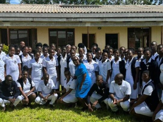 Dominicas impulsan la salud en Zimbabue con la Escuela de Enfermería de Santa Teresa