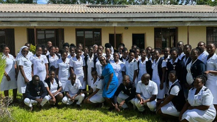 Dominicas impulsan la salud en Zimbabue con la Escuela de Enfermería de Santa Teresa