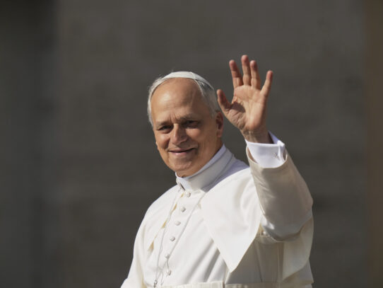 El Papa León XIV saluda a jóvenes navegantes del “Barco Escuela de la Paz” en el puerto de Ostia