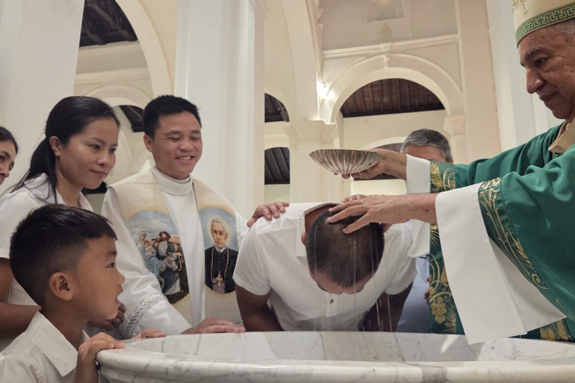 Familia vietnamita recibe sacramentos y descubre un hogar espiritual en Panamá