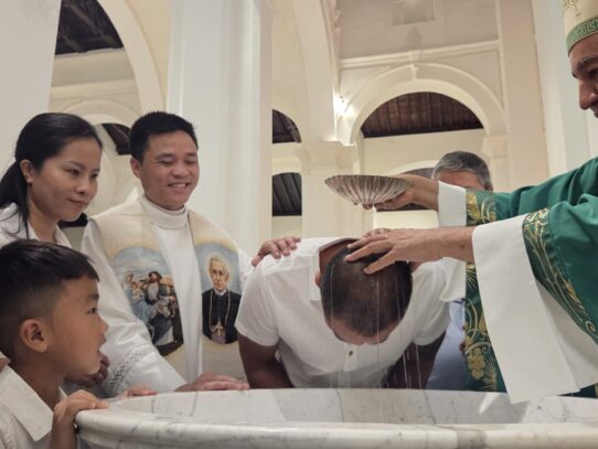 Familia vietnamita recibe sacramentos y descubre un hogar espiritual en Panamá