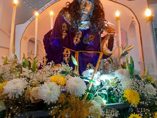 Con fervor y esperanza, Alcalde Díaz honra por primera vez al Cristo Negro