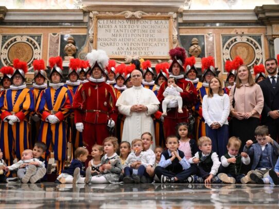 27 nuevos Guardias Suizos juran fidelidad al Papa León XIV