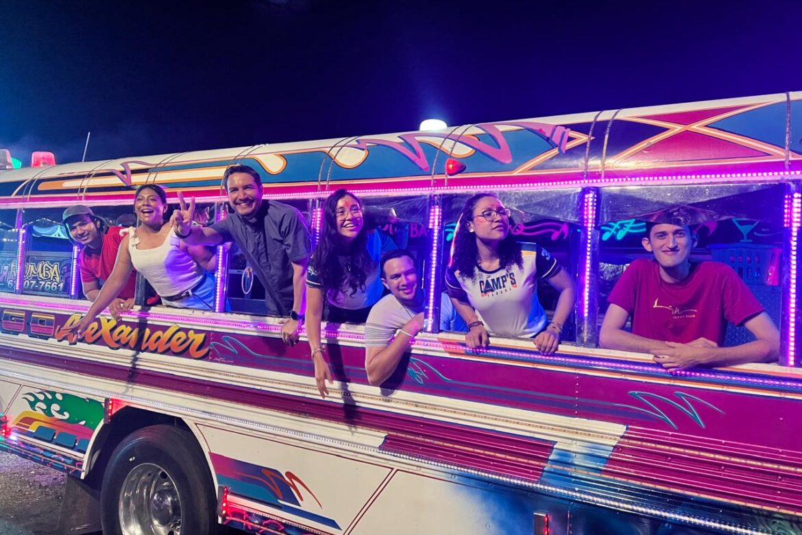Una fiesta de fe y alegría para los jóvenes a bordo de un bus