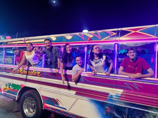 Una fiesta de fe y alegría para los jóvenes a bordo de un bus