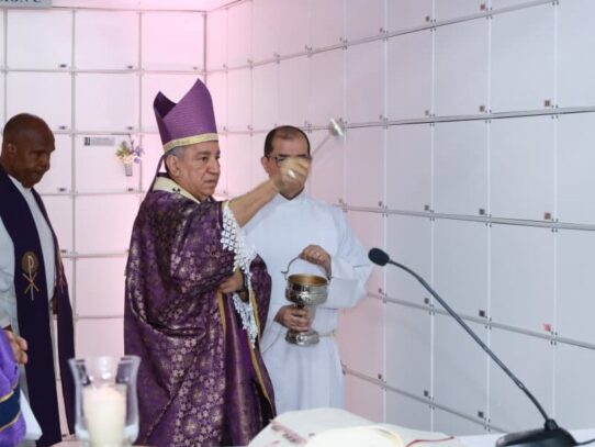 Monseñor Ulloa bendice nuevas criptas durante la conmemoración de los fieles difuntos