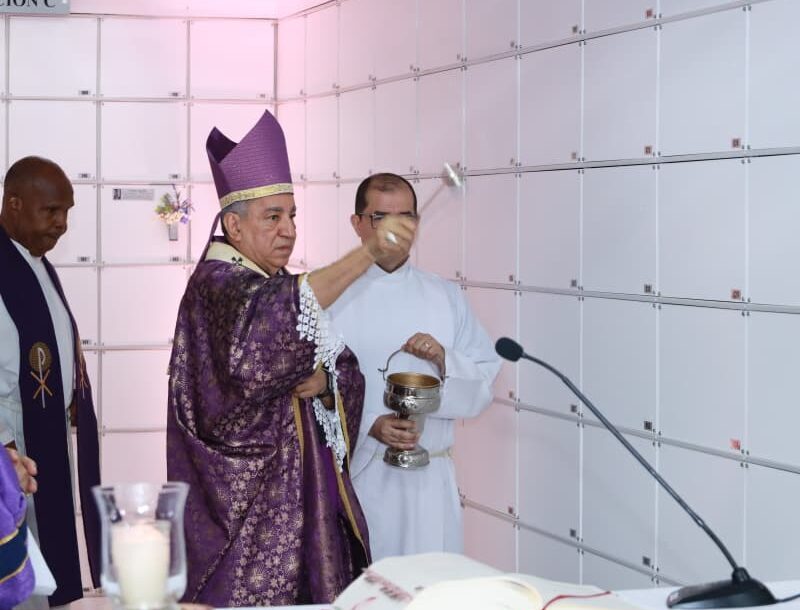 Monseñor Ulloa bendice nuevas criptas durante la conmemoración de los fieles difuntos