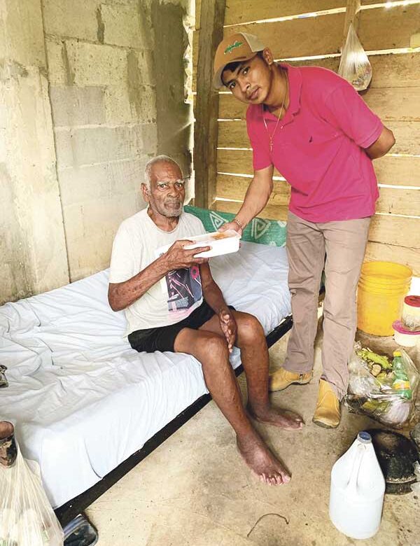 Hermanas Maryknoll y laicos llevan alimento a los más pobres de Santa Fe