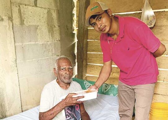Hermanas Maryknoll y laicos llevan alimento a los más pobres de Santa Fe