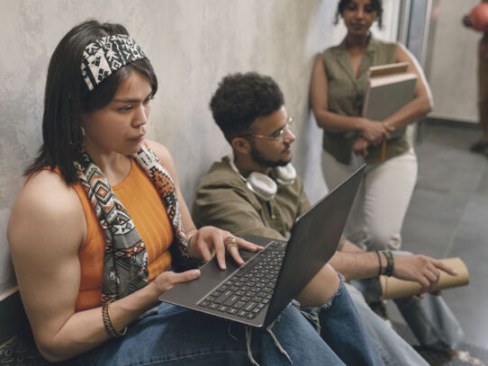 León XIV alerta sobre el internet como una nueva forma de dependencia juvenil