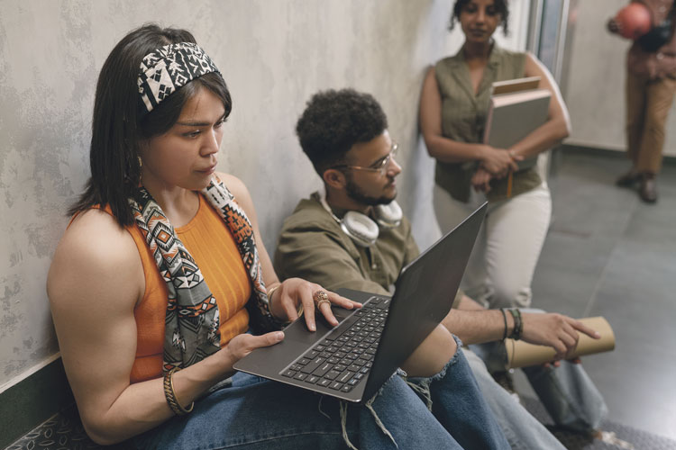 León XIV alerta sobre el internet como una nueva forma de dependencia juvenil