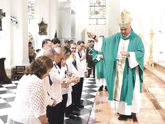 ¡Siempre vigilantes!, 75 años  adorando a Dios con el corazón