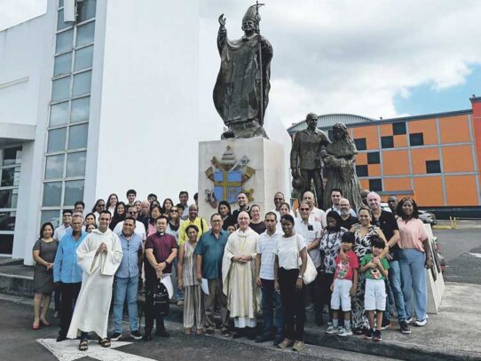 Restauran escultura y busto de Juan Pablo II