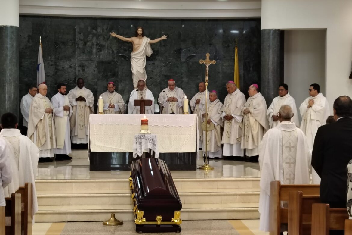 Fuerza y fe en despedida: exequias de monseñor José Agustín Ganuza García en la Parroquia San Lucas