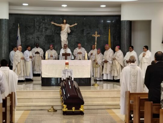 Fuerza y fe en despedida: exequias de monseñor José Agustín Ganuza García en la Parroquia San Lucas
