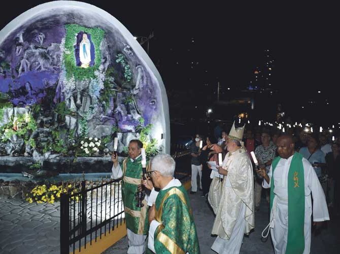 Inauguran gruta de la Virgen de Lourdes