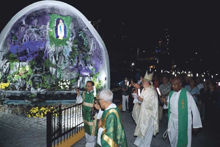 Inauguran gruta de la Virgen de Lourdes