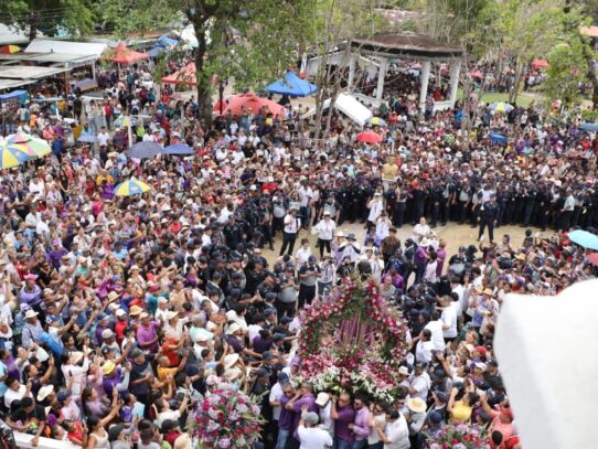 Cientos de fieles devotos rinden tributo a Jesús Nazareno en Atalaya