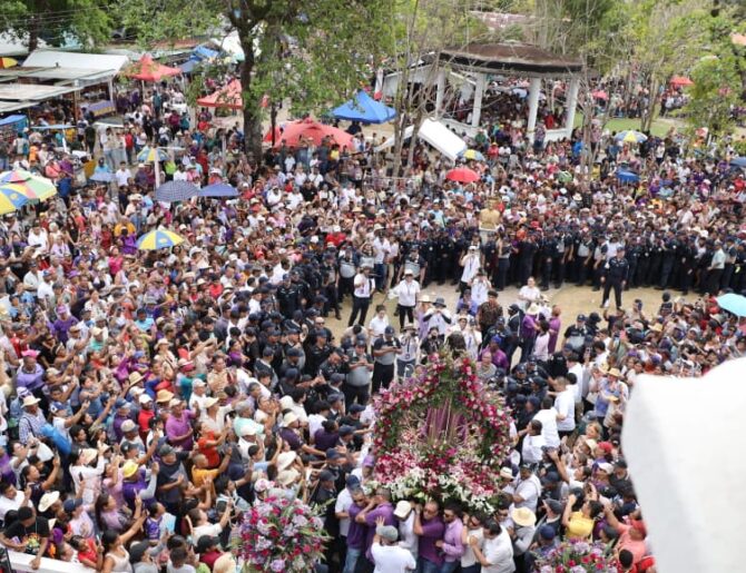 Cientos de fieles devotos rinden tributo a Jesús Nazareno en Atalaya