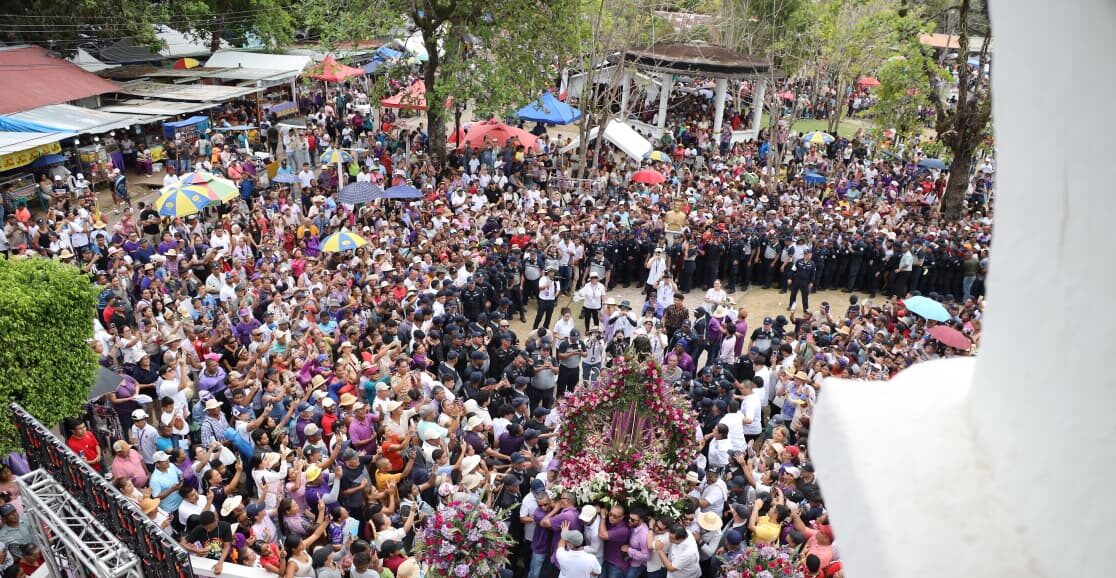 Cientos de fieles devotos rinden tributo a Jesús Nazareno en Atalaya