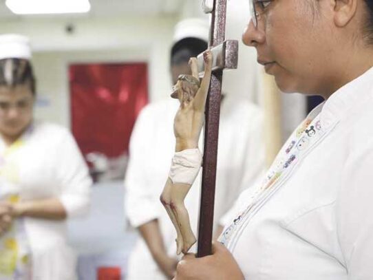 Viacrucis que cruza puertas y las fronteras del dolor