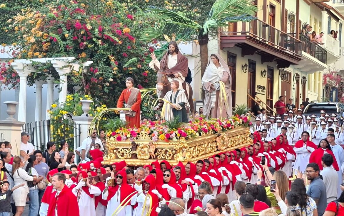Entre palmas y cantos, inicia la Semana Santa en el Casco Antiguo