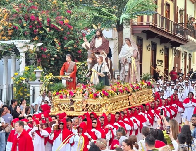 Entre palmas y cantos, inicia la Semana Santa en el Casco Antiguo