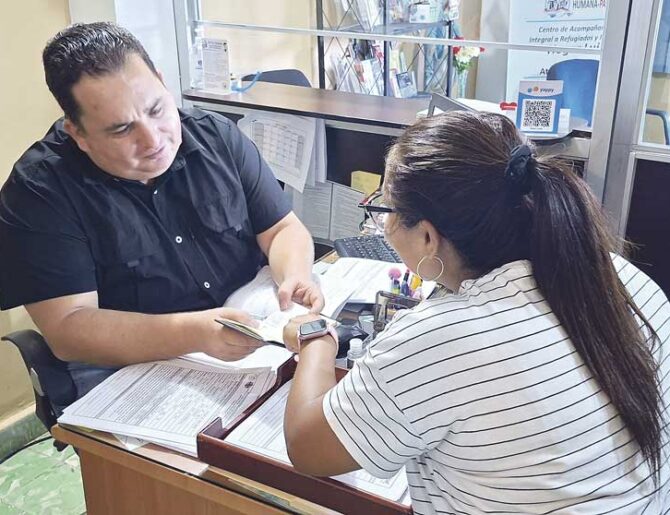 Manos solidarias defienden la dignidad del migrante y el refugiado