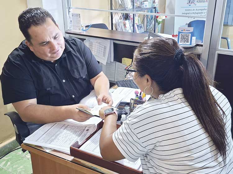 Manos solidarias defienden la dignidad del migrante y el refugiado