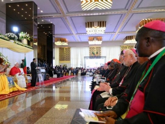 En su tercer día en África, el Papa León XIV pide una paz concreta y duradera en Camerún