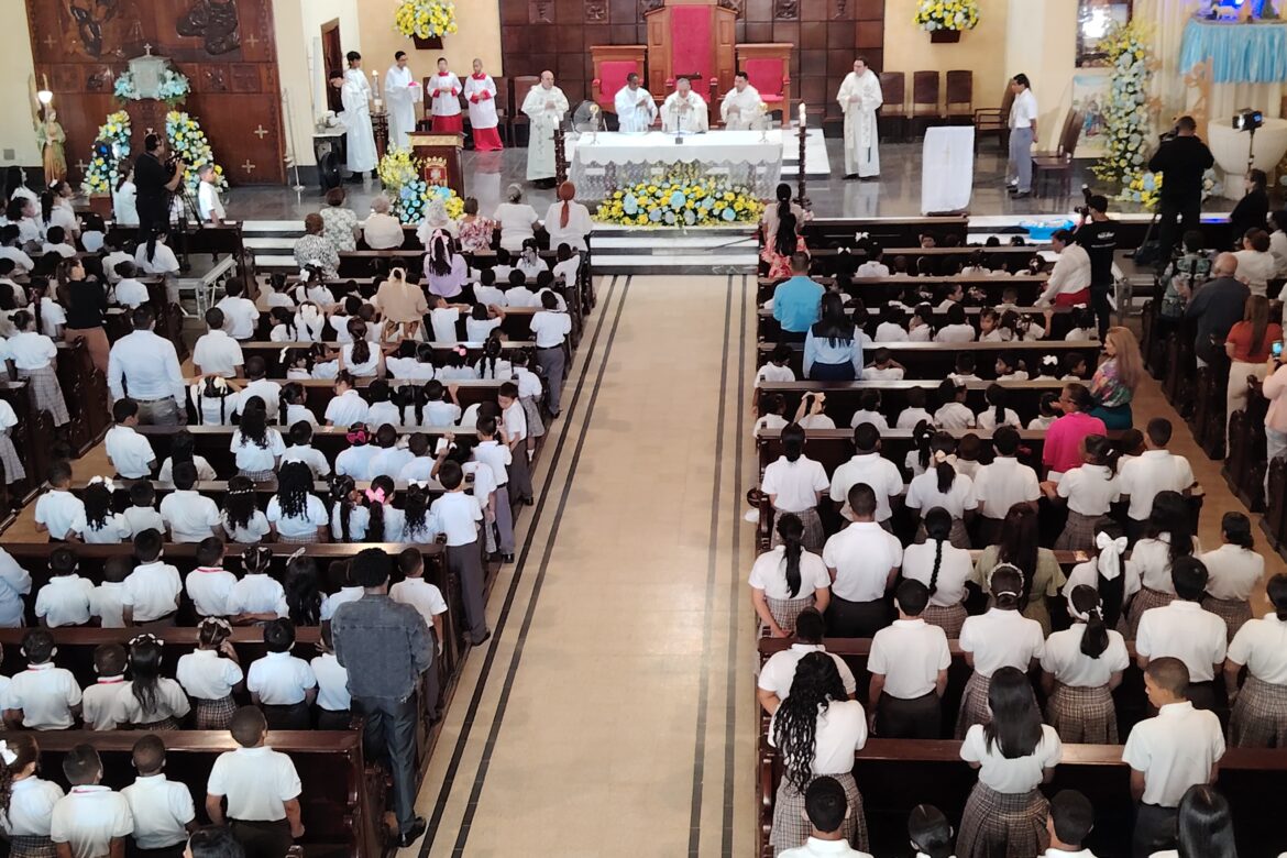 Monseñor Ulloa destaca la esperanza de los niños durante fiesta de Nuestra Señora de Fátima en El Chorrillo