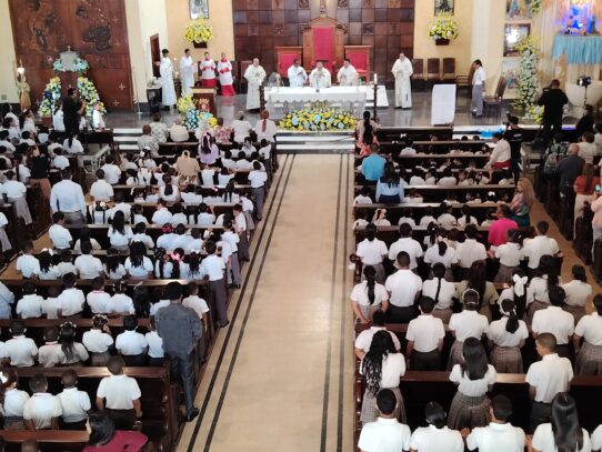 Monseñor Ulloa destaca la esperanza de los niños durante fiesta de Nuestra Señora de Fátima en El Chorrillo