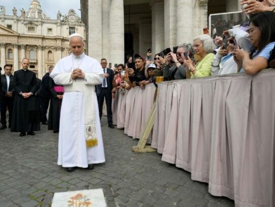 León XIV reza en el lugar del atentado contra san Juan Pablo II a 45 años del hecho