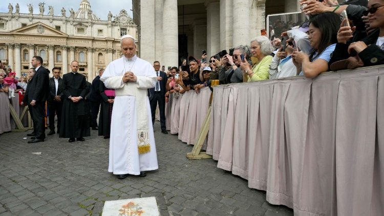 León XIV reza en el lugar del atentado contra san Juan Pablo II a 45 años del hecho