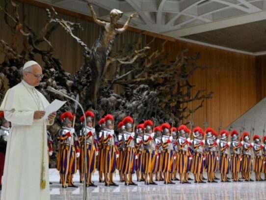 28 nuevos guardias suizos juran proteger al Papa León XIV en el Vaticano