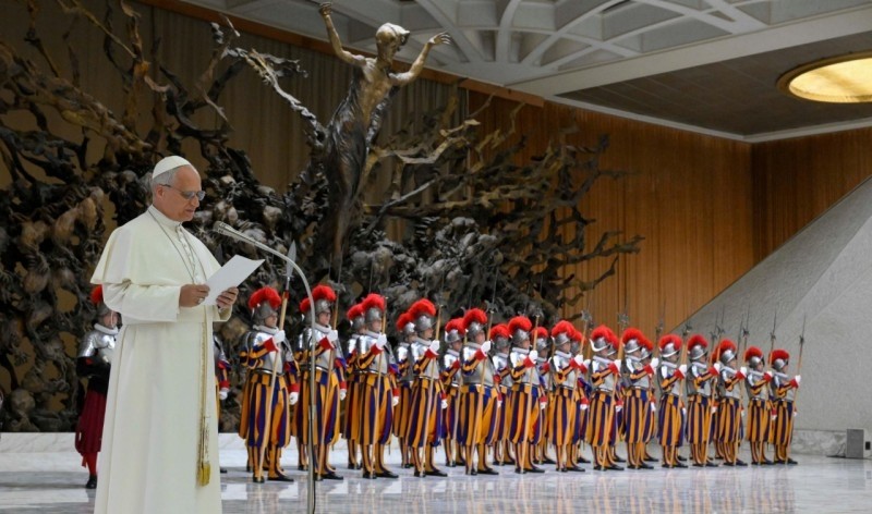 28 nuevos guardias suizos juran proteger al Papa León XIV en el Vaticano