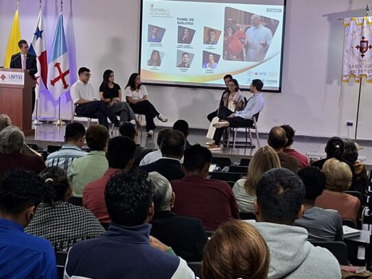 Jóvenes asumen el compromiso de construir una cultura digital más humana