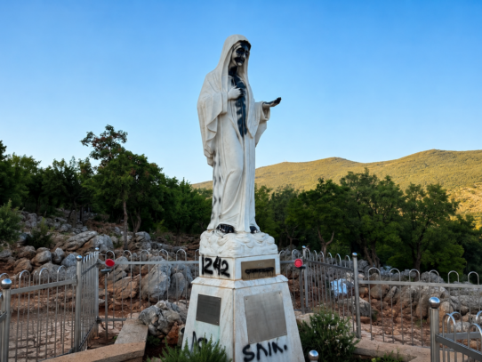 Investigan acto de vandalismo e incendio en un santuario mariano de Medjugorje
