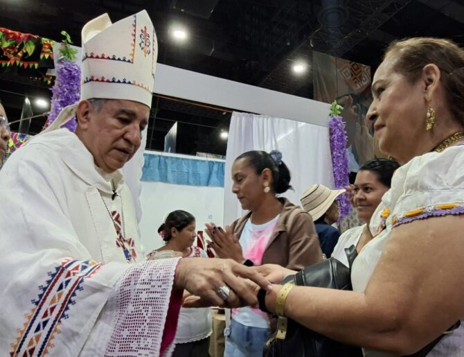 Monseñor Ulloa llama a los artesanos guardianes de la identidad de la nación