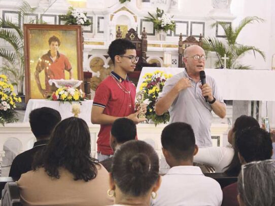 Venerar reliquia de san Carlo Acutis fortalece fe de Infancia Misionera