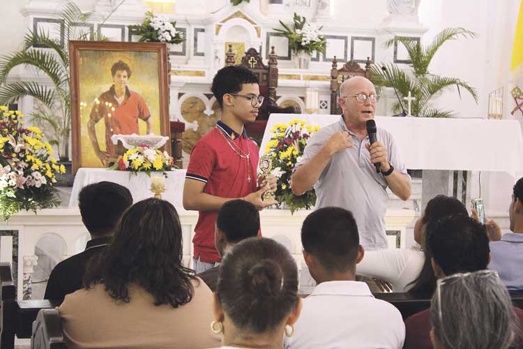 Venerar reliquia de san Carlo Acutis fortalece fe de Infancia Misionera