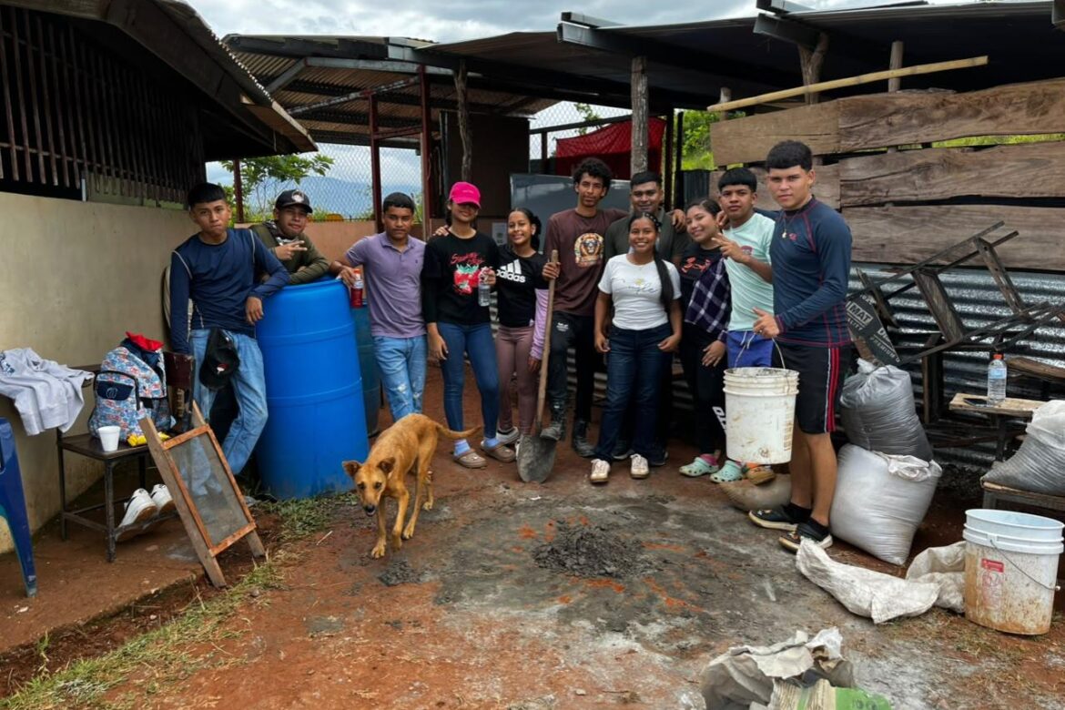 Jóvenes construyen un nuevo altar en Cerro Gallote