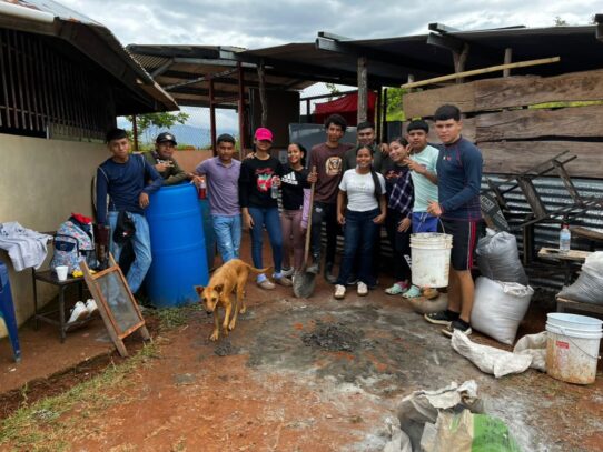 Jóvenes construyen un nuevo altar en Cerro Gallote
