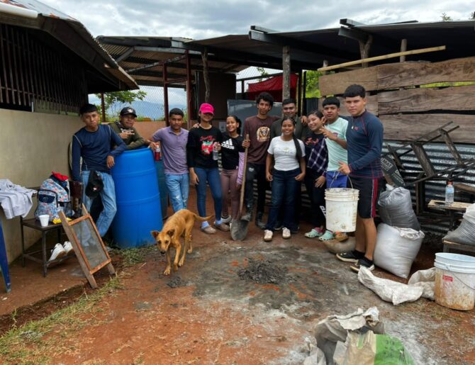 Jóvenes construyen un nuevo altar en Cerro Gallote